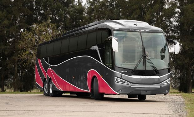 Versatilidad y eficiencia: llega al mercado argentino el bus de 15 metros de Volvo