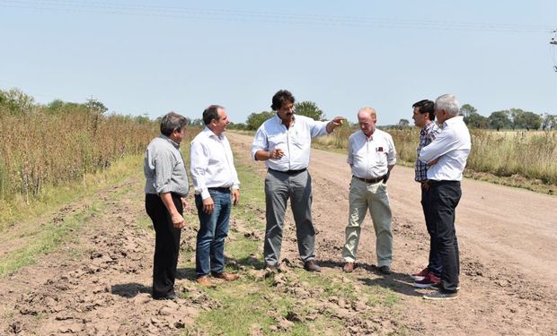 En el marco de una recorrida, Leonardo Sarquís, anunció la reparación de los caminos rurales de la ex Ruta 54, que une la localidad de Oliden con la ciudad cabecera del distrito.