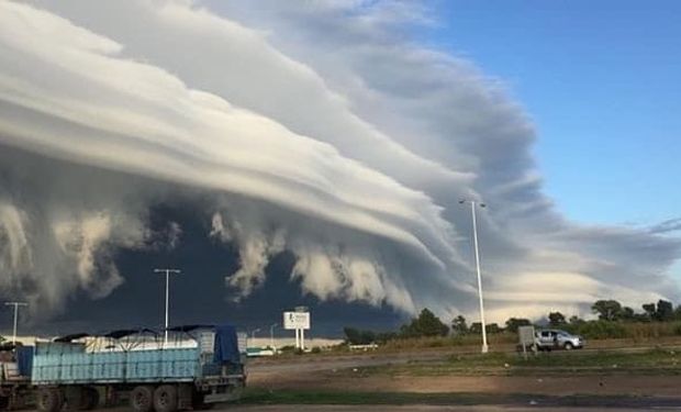 Frente de ráfagas en la ciudad de Buenos Aires. Una foto tomada por Tormentas del Litoral en Zárate, Buenos Aires.