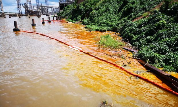 El derrame, que aseguran que no es contaminante, ya fue contenido.