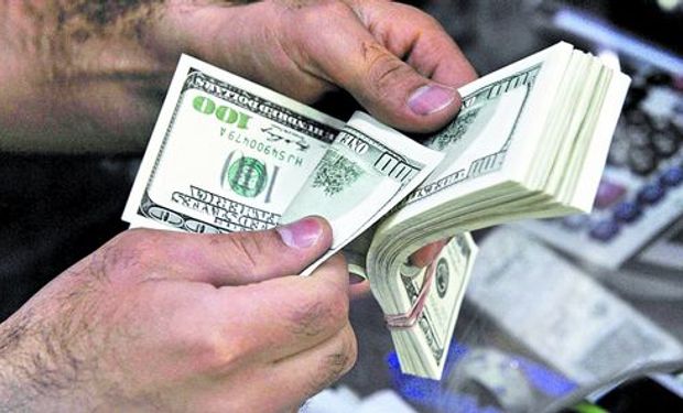 Dólar oficial cedió a $ 8,015. Blue, estable a $ 12,55