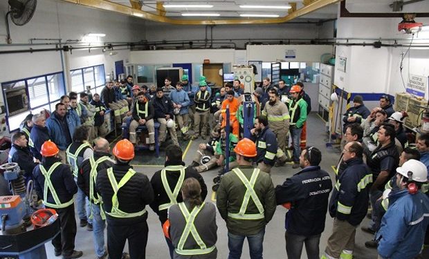 Asamblea de trabajadores aceiteros.