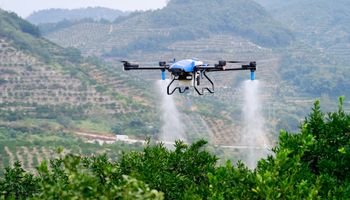 Pulverização com enxame de drones já é realidade no Brasil