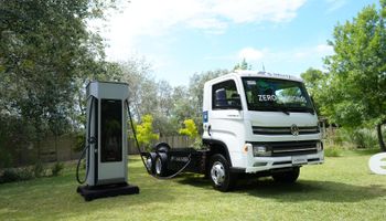 Se presentó el primer camión eléctrico de Argentina: qué autonomía tiene y cómo se carga 