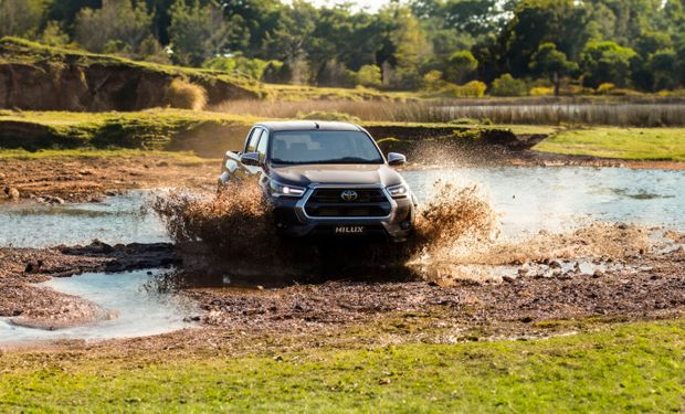 Toyota presentó la Hilux 2024 con trochas más anchas y nueva suspensión: cuánto cuesta la nueva pick up
