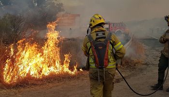 Córdoba: Basterra sobrevoló los incendios y se comprometió a asistir a los productores afectados