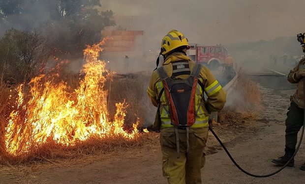 Córdoba: Basterra sobrevoló los incendios y se comprometió a asistir a los productores afectados