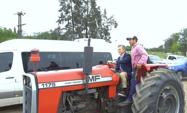 Macri manejando un tractor en Chaco.