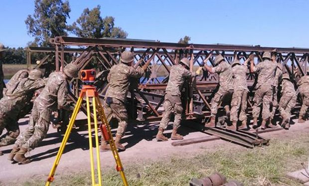 Efectivos del Ejército ayudaron a construir un puente Bailey para ayudar a los locales afectados por las inundaciones. Foto: Ministerio de Defensa.