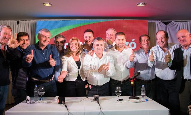 Alfredo Cornejo y Laura Montero, ayer, en el festejo de Mendoza, junto con Sanz y Morales.