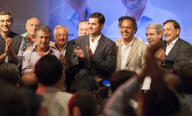 Urtubey, rodeado de los precandidatos del kirchnerismo, anoche, en el festejo del triunfo oficialista en Salta. Foto: El Tribuno de Salta