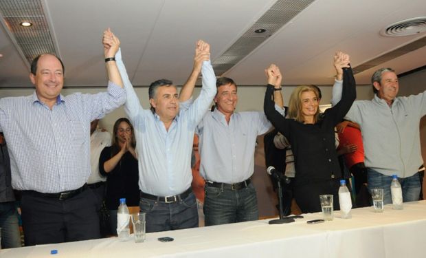 Ernesto Sanz, Alfredo Cornejo, Rodolfo Suárez, Laura Montero y Julio Cobos, anoche durante la celebración radical por el previsible triunfo en la ciudad de Mendoza.