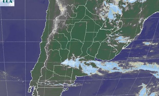 La foto satelital evidencia la posición de la zona frontal, con algunas celdas de tormenta que se despliegan en el sudeste de SL, proyectándose hacia el norte de LP.