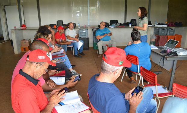 Agricultores da Cooperativa Orgânica Agroflorestal Comuna da Terra, em Ribeirão Preto, conhecem ferramenta. (Foto -  Vivian Chies/Embrapa)