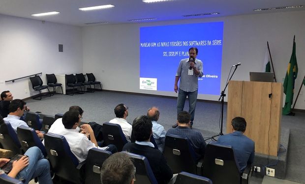 Pesquisador Edilson Oliveira apresentou novas versões de simuladores. (Foto: Embrapa)