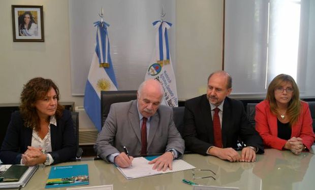 Casamiquela al firmar el decreto junto a funcionarios del Ministerio, Perotti y Giaccone.