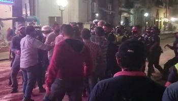 Violento enfrentamiento entre productores y la policía en Tucumán: se armó un acampe en la plaza