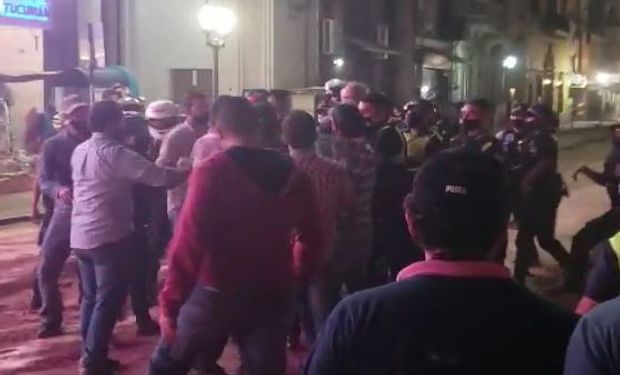 Violento enfrentamiento entre productores y la policía en Tucumán: se armó un acampe en la plaza