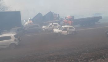 Fumaça de incêndio provoca grande engavetamento em rodovia do interior paulista