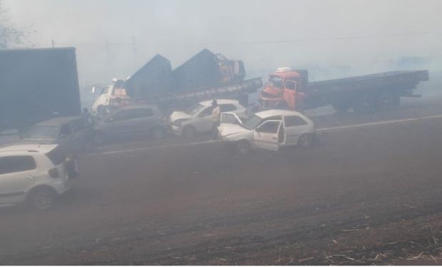 Fumaça de incêndio provoca grande engavetamento em rodovia do interior paulista