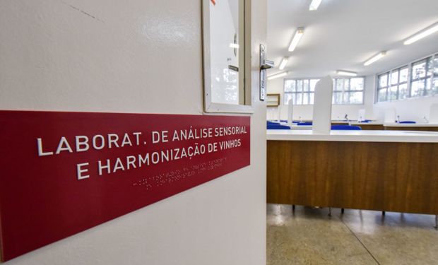 Centro de Enologia com laboratório de análises químicas sobre vinificação, sala de degustação e análise sensorial e salão armazenamento com estrutura de barris. (foto - Prefeitura de Jundiaí)