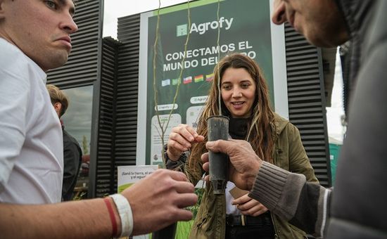 Lo hace la empresa Nativas con el impulso de Agrofy a través de un fideicomiso, en donde US$ 5 equivalen a un árbol; convierten la captura de Carbono en activos digitales que venden a empresas