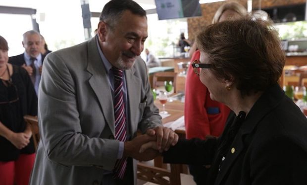 Carlos Paz, presidente de Senasa junto a Tereza Cristina, ministra de Agricultura de Brasil. 