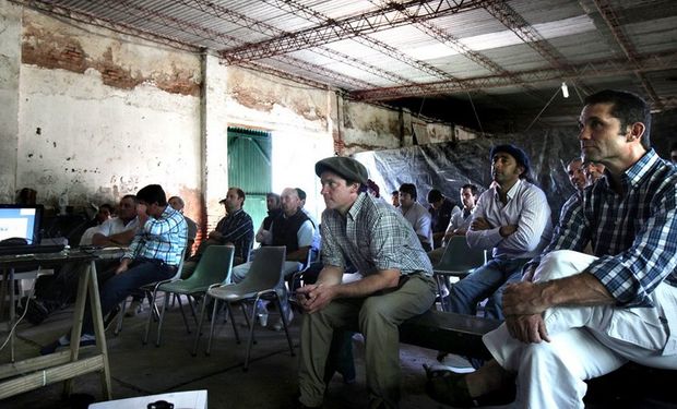 Encargados y puestero de campo siguieron con atención los fundamentos para tomar las mejores decisiones. Foto: LA NACION / Santiago Hafford