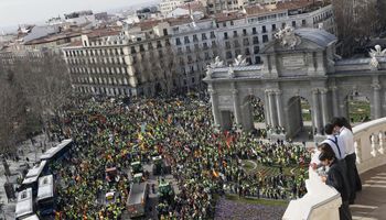 Protestos avançam e agricultores espanhóis "invadem" Madrid com tratores