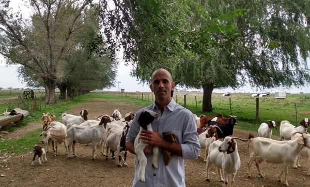 Rompió con la tradición del campo familiar y lo transformó en uno de producción diversificada