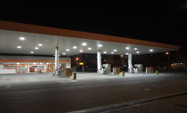 Estaciones de servicio cerrarán durante la noche como protesta al congelamiento de los precios del combustible