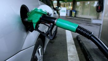 Estacioneros denuncian a 10 municipios por cobrar una tasa extra a la nafta