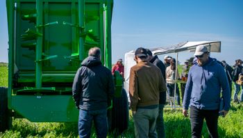 Prueba a campo: la máquina que les permitió lograr un 33% más de materia seca en alfalfa