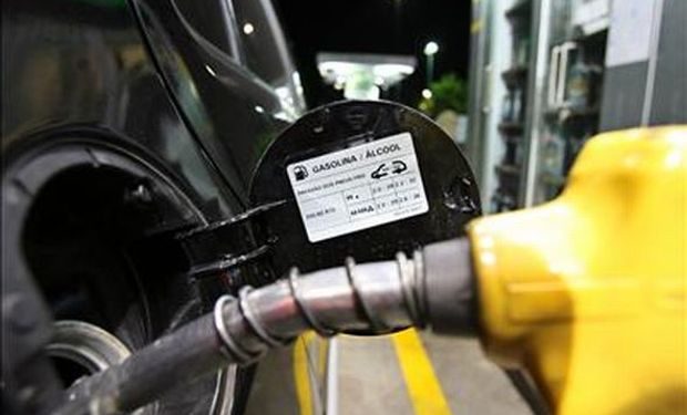 Los ingenios quieren que el Gobierno suba el “corte” de etanol al  12%.