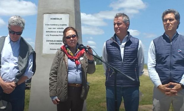 La familia Etchevehere inauguró un monolito en homenaje a los defensores de la propiedad privada