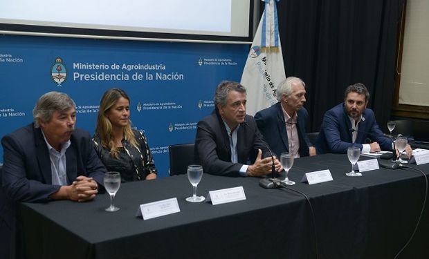 El ministro de Agroindustria, Luis Miguel Etchevehere, parte del gabinete y de representantes del sector privado, mostraron los alcances de la herramienta.