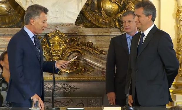 El Presidente les tomó juramento a los nuevos ministros.