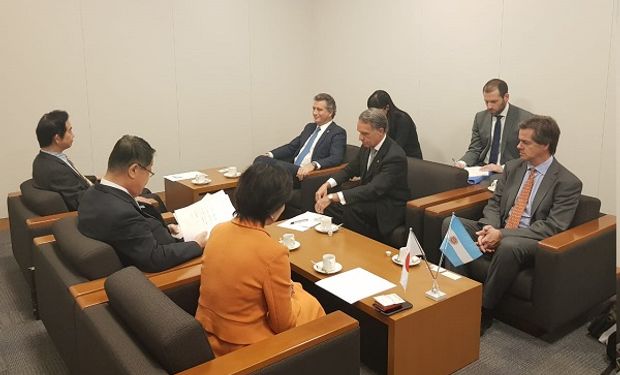 El ministro de Agroindustria, Luis Etchevehere, junto a su comitiva en Japón.