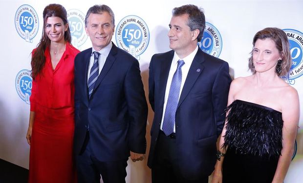 Mauricio Macri con Juliana Awada junto a Luis Miguel Etchevehere y su mujer. Foto: LA NACION / Fabián Marelli
