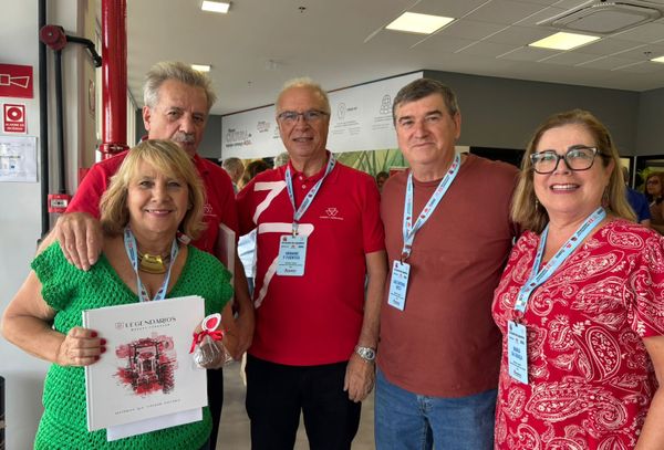 Ex-colaboradores da Massey Ferguson posam durante o lançamento do livro Legendários, em evento realizado na unidade da AGCO em J