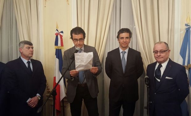 De izquierda a derecha: Ricardo Buryaile, ministro de Agroindustria, Eugenio Schlossberg y Alberto Marina, de Exponenciar, y Jorge Faurie, embajador en París.