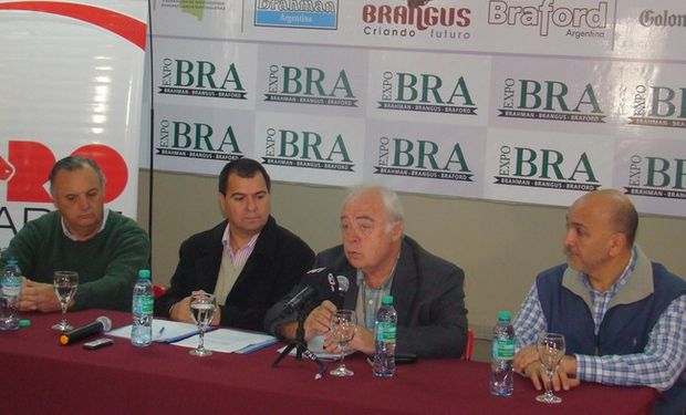 De izq. a der.: Eduardo Molejón, representante de la firma Consignataria Colombo & Magliano; Luis Gelid, ministro de Producción, Recursos Naturales, Forestación y Tierras de la provincia; Santiago Gilotaux, presidente de la Asociación Argentina de Brangus; Juan Zeman, director de la Asociacion Criadores Brahman Argentina, representando también a la Asociación Braford Argentina.