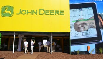 John Deere y su completa gama de maquinarias en Expoagro 2014