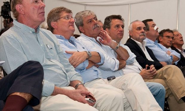 Garetto (Coninagro), Ferrero (CRA), Buzzi (FAA), Etchevehere (SRA), Pérez Santisteban (CIRA), Cristofani (AEA), Cesario (ABA) y Campos (AEA), en el Foro Empresarial