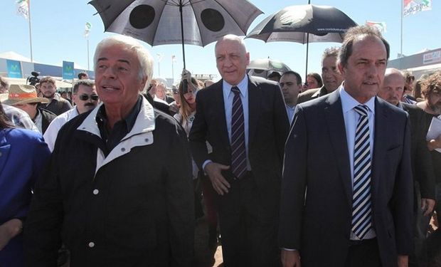 De la Sota, Bonfatti y Scioli recorrieron juntos ayer la exposición en Ramallo. Foto: LA NACION / Santiago Hafford