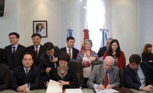 Carlos Casamiquela firmó con la viceministra de China, Zhang Qinrong, protocolo para exportación de fardos de alfalfa.