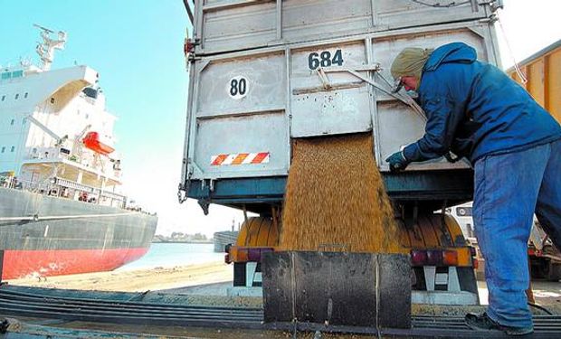 Muelle. El 70% de las exportaciones argentinas a China es soja y sus derivados./ FABIAN GASTIARENA