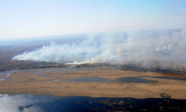 Aumenta la quema de pastizales en las islas y un helicóptero hidrante trabaja para controlar el fuego