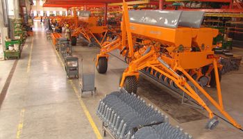 Maquinaria agrícola: fábricas suman horas extras y empleados