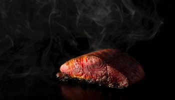 Chacinado de salmón y un "falso bife de chorizo" de Pacú: chefs que apuestan por el pescado en el paraíso de la carne